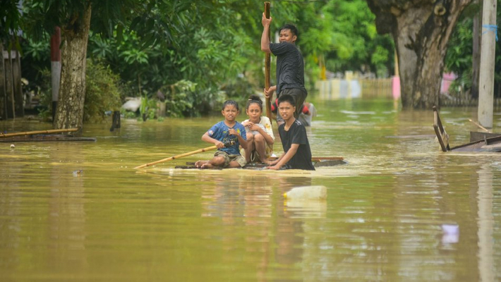 印尼南苏拉威西省山洪暴发 居民抢救生活用品