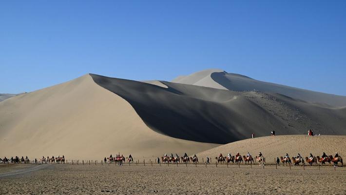 甘肃敦煌：大漠驼铃悠悠 鸣沙山客流如织