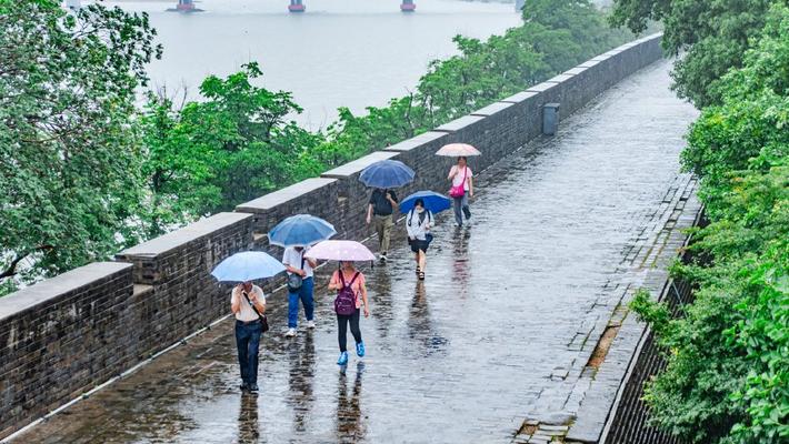 江西赣州：雨中江南宋城淡雅宁静