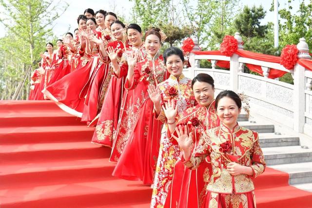 河北雄安新区：25对新人集体婚礼解锁“中式浪漫”