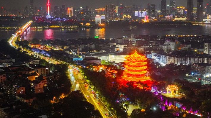 武汉黄鹤楼灯光秀点亮夜空