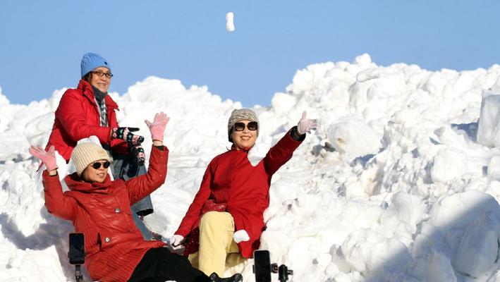 沈阳：冰雪经济持续升温 游客欢笑与白雪合影