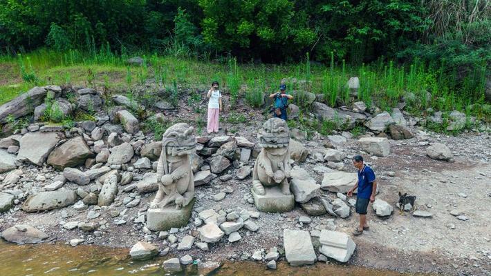 四川安岳一水库因高温少雨水位下降 千年摩崖造像重见天日