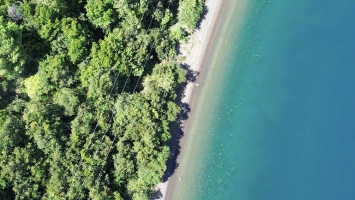 云南丽江：泸沽湖变身“蓝宝石湖泊” 岛屿如翡翠点缀