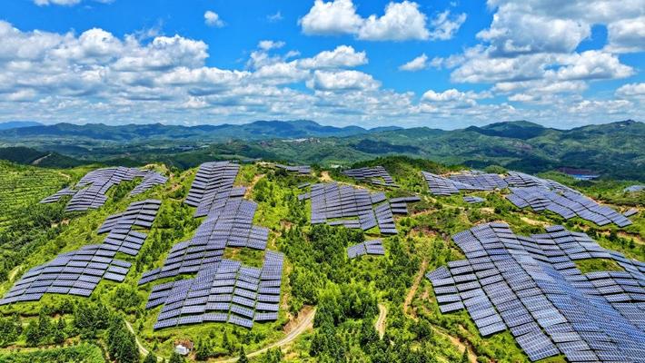 江西石城：荒山光伏发电板鳞次栉比