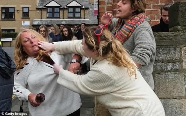 脱欧女支持者与他人斗殴 脱鞋撕衣满脸是血