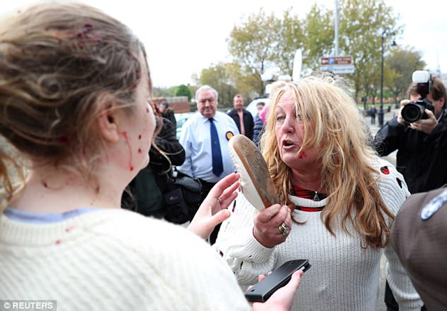 脱欧女支持者与他人斗殴 脱鞋撕衣满脸是血