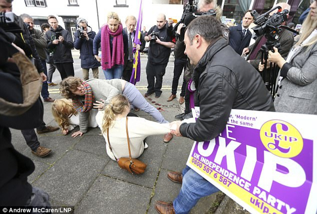 脱欧女支持者与他人斗殴 脱鞋撕衣满脸是血