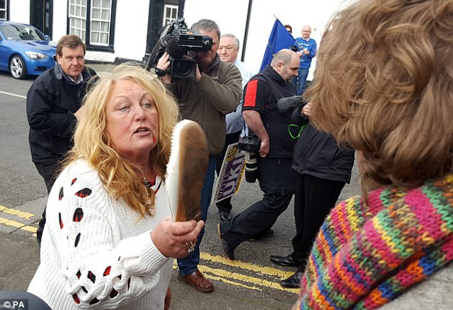 脱欧女支持者与他人斗殴 脱鞋撕衣满脸是血