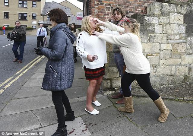 英脱欧女支持者与人斗殴现场
