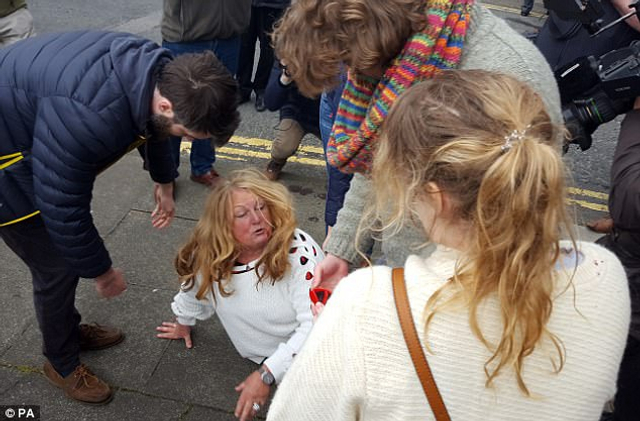 脱欧女支持者与他人斗殴 脱鞋撕衣满脸是血