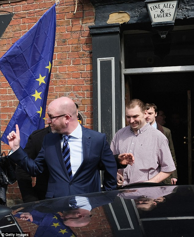 脱欧女支持者与他人斗殴 脱鞋撕衣满脸是血