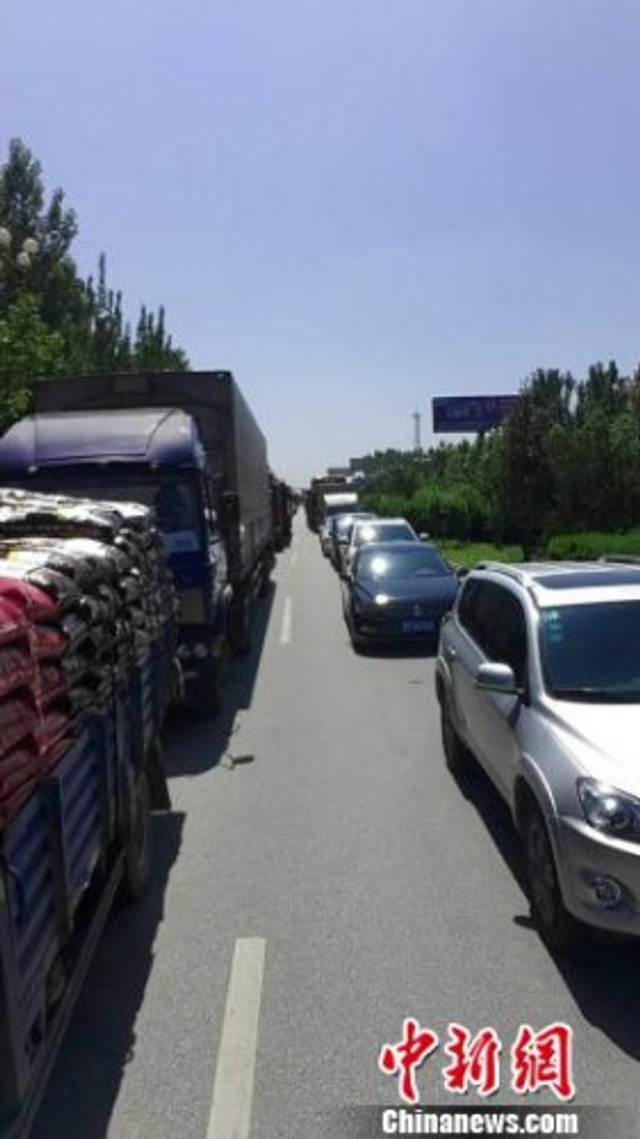 张石高速交通事故起火3死15伤