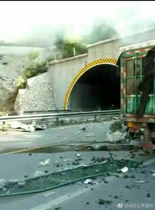 张石高速交通事故起火3死15伤