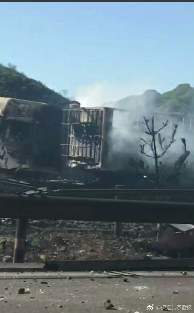 张石高速交通事故起火3死15伤