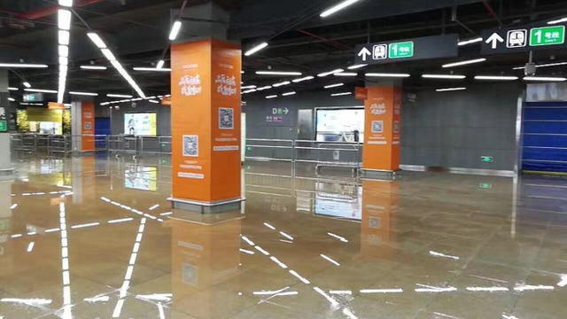 台风“苗柏”登陆深圳 地铁站内“水浸成河”