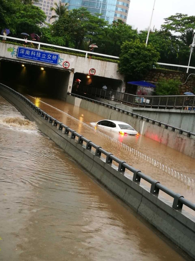 台风“苗柏”登陆深圳 地铁站内“水浸成河”