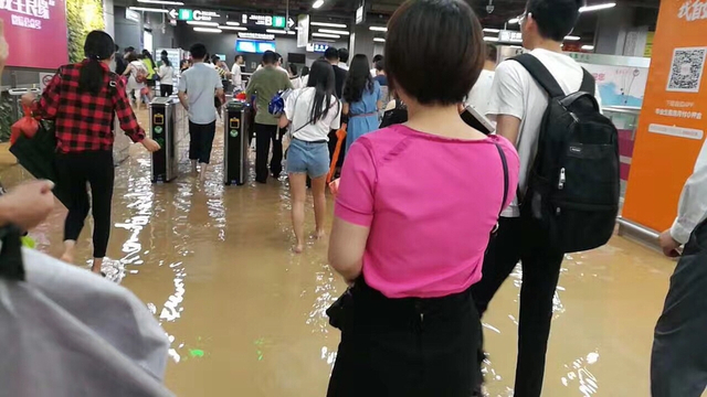 台风“苗柏”登陆深圳 地铁站内“水浸成河”