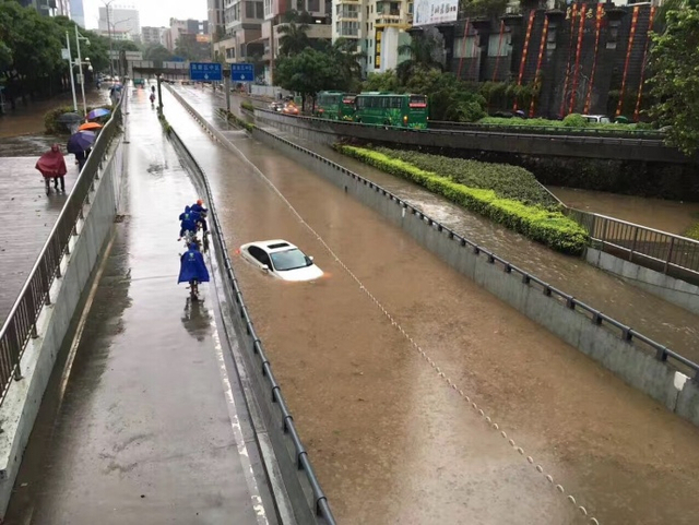 台风“苗柏”登陆深圳 地铁站内“水浸成河”