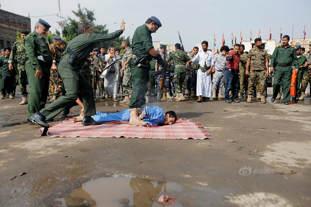也门22岁男子奸杀5岁女孩被当众枪决 尸体被挂起示众