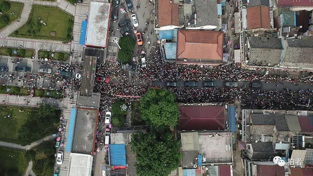 直击万人送考！