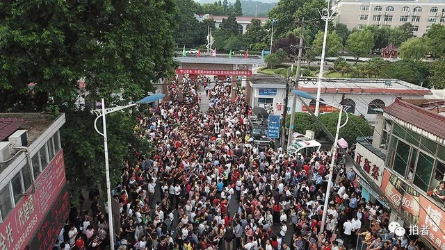 直击万人送考！