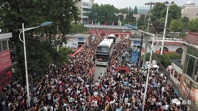 直击万人送考！