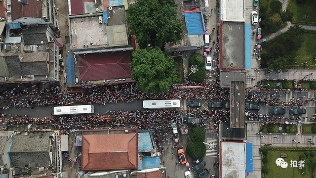 直击万人送考！