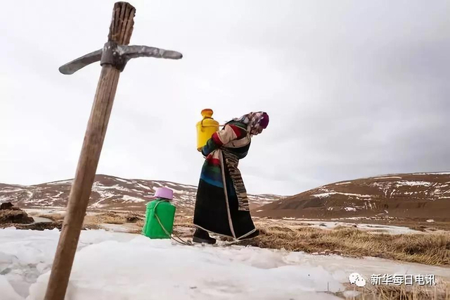 20           藏北班戈县尼玛乡牧民在冬季牧民定居点附近凿冰取