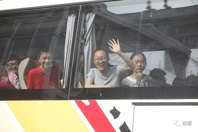 直击万人送考！