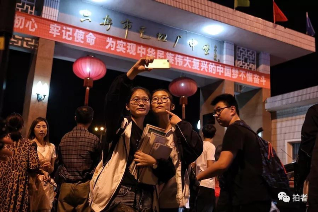 直击万人送考！