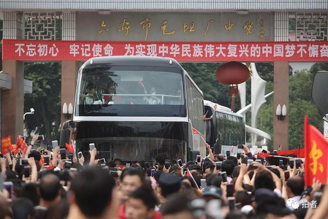 直击万人送考！