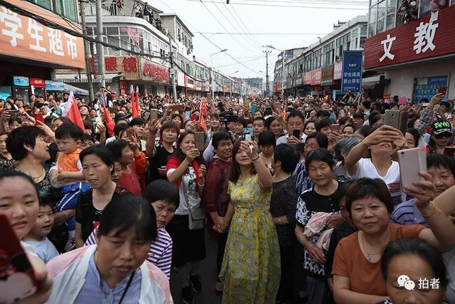 直击万人送考！