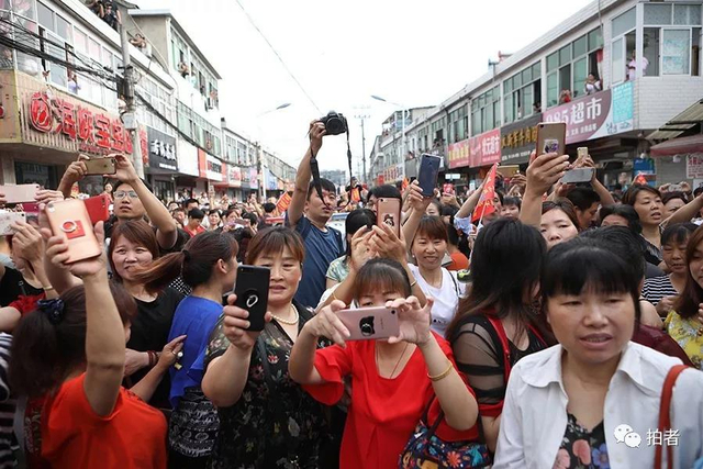 直击万人送考！