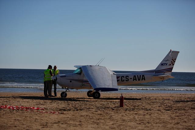 飛機迫降海灘撞死兩人