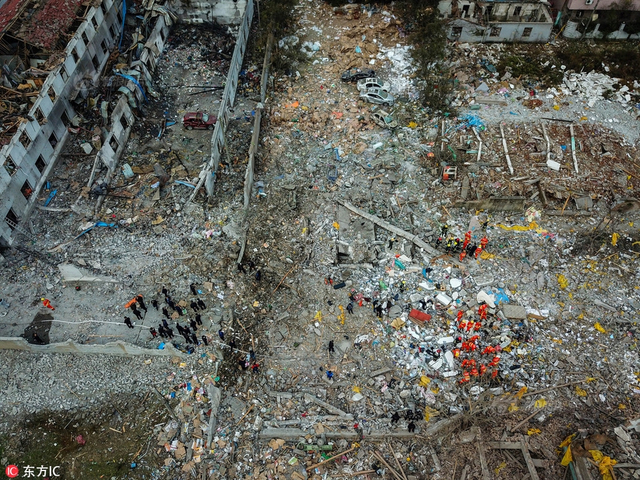 宁波爆炸现场 整栋楼窗户全都震碎