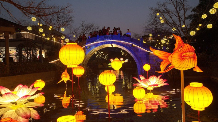 浙江德清：古镇灯会璀璨亮灯