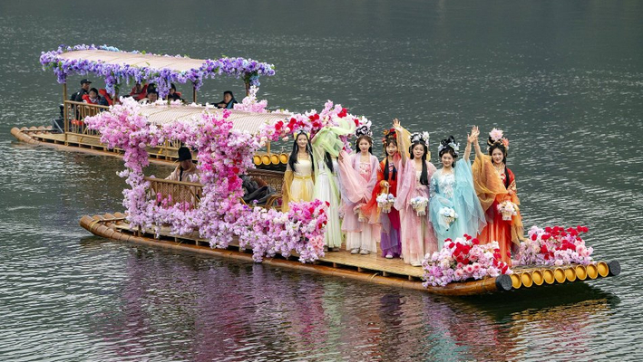 江西新余：花船巡游欢度春节