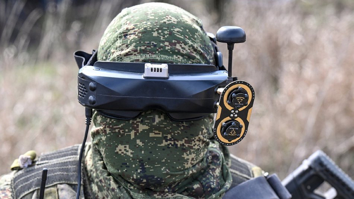 俄军在扎波罗热地区操作无人机