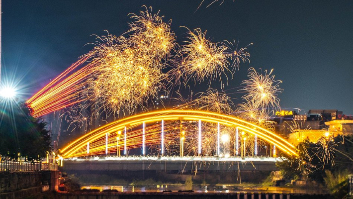 贵州望谟：王母河畔烟花齐发迎新春