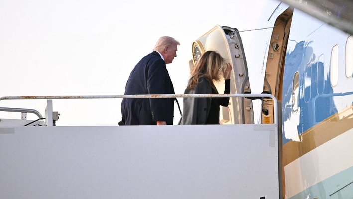 美国：特朗普夫妇离开佛罗里达州