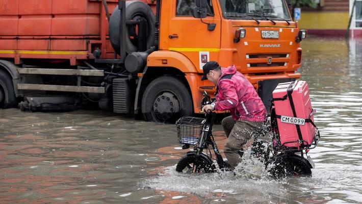 俄罗斯莫斯科遭暴雨侵袭 城市出现内涝