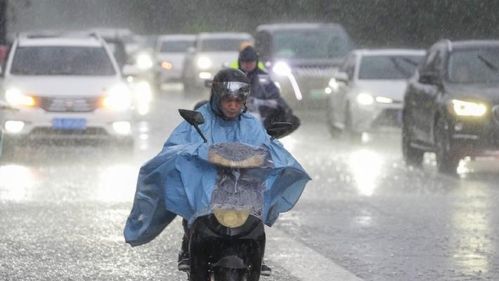 台风“韦帕”影响南宁 市民风雨中出行