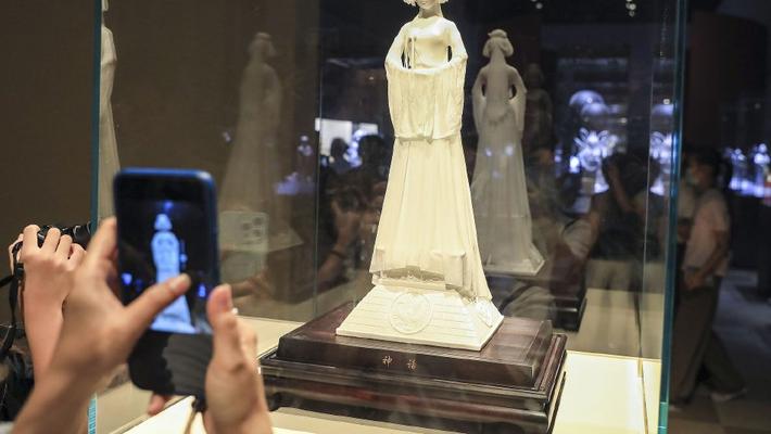 “远看是纱 近看是瓷” 德化瓷精品上海展出