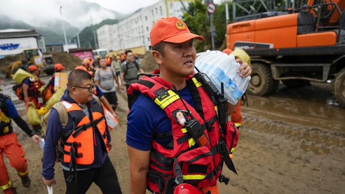 强降雨引发山洪 北京各部门人员抢险救援