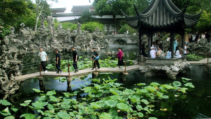 苏州：立秋暑热未消 游客狮子林觅清凉