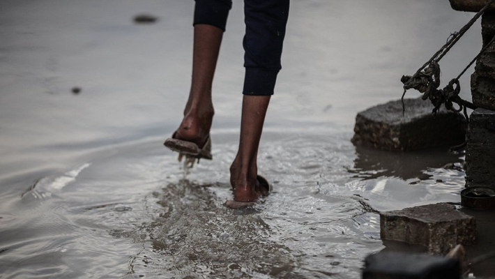 加沙地带：强降雨致难民营帐篷被淹