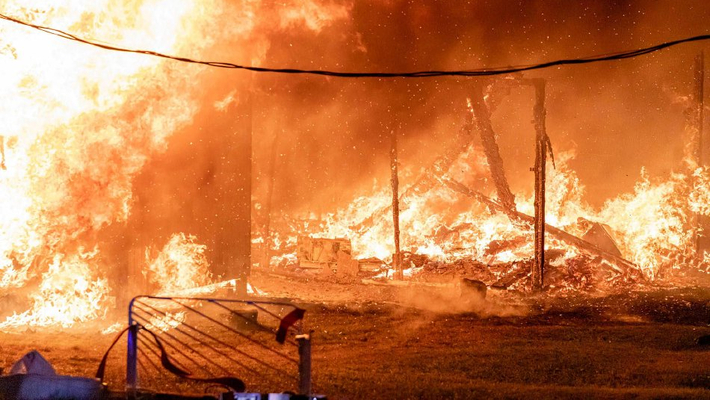 德国厄尔士山脉发生火灾