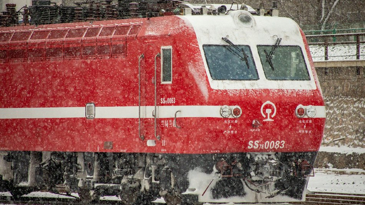 兰州：列车踏雪前行