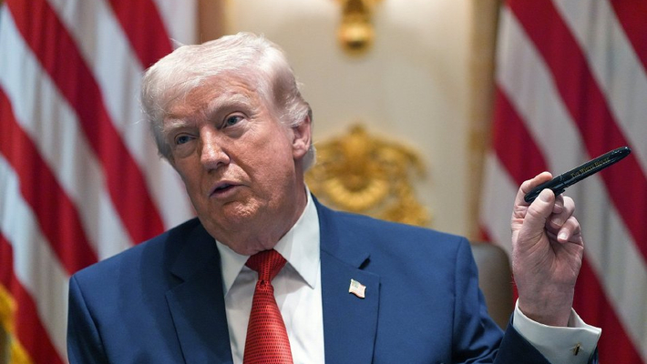 美国总统特朗普在白宫主持内阁会议